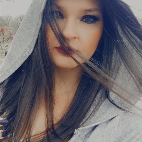 Meet your Posher, Becki🖤 - Picture 3 of 4